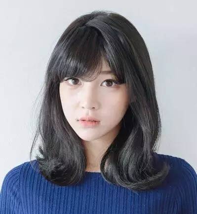 短发波波头发型刚好包裹住脸型,侧分刘海把一半的脸遮住,从而有着巧妙