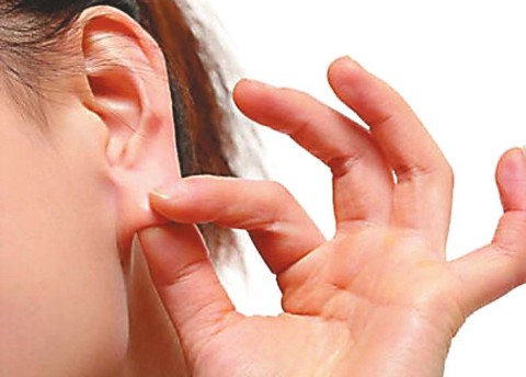 1,定位:耳朵三角窝中三分之一的下部,也就是耳轮内侧上方.