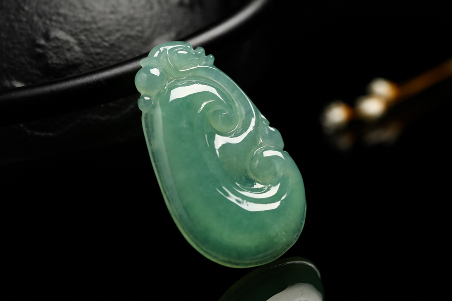 翡翠倾城《如意》豆种天然翡翠a货吊坠 15.08g