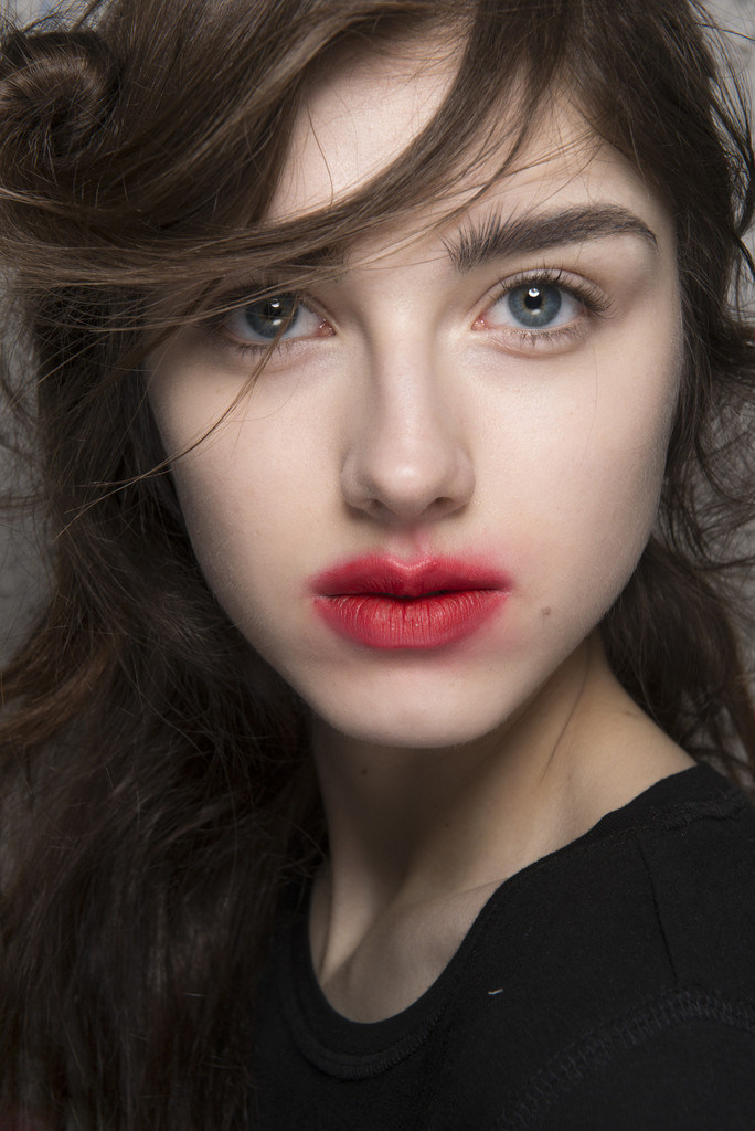 超模明星都爱"吻唇妆",原来很好画