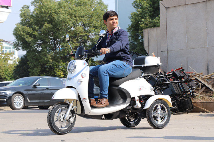 96v电动三轮代步车小型家用男女接送孩子休闲老成年电瓶车可上牌