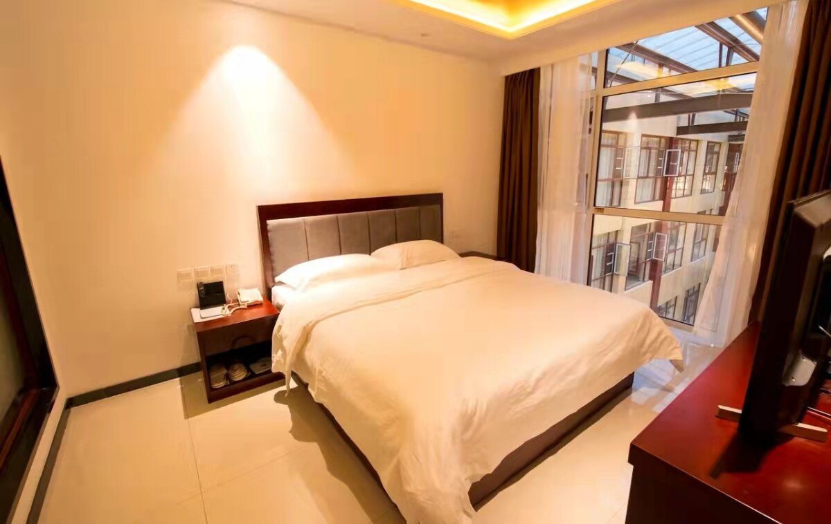 雅安喇叭河蓝水晶大酒店1晚住宿含双人喇叭河门票观光车索道双人精美