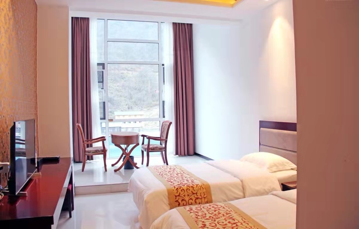 雅安喇叭河蓝水晶大酒店1晚住宿含双人喇叭河门票观光车索道双人精美