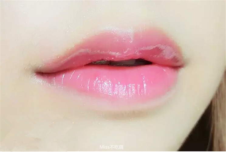 春季最火的玻璃唇妆,唤醒你的嘟嘟唇!
