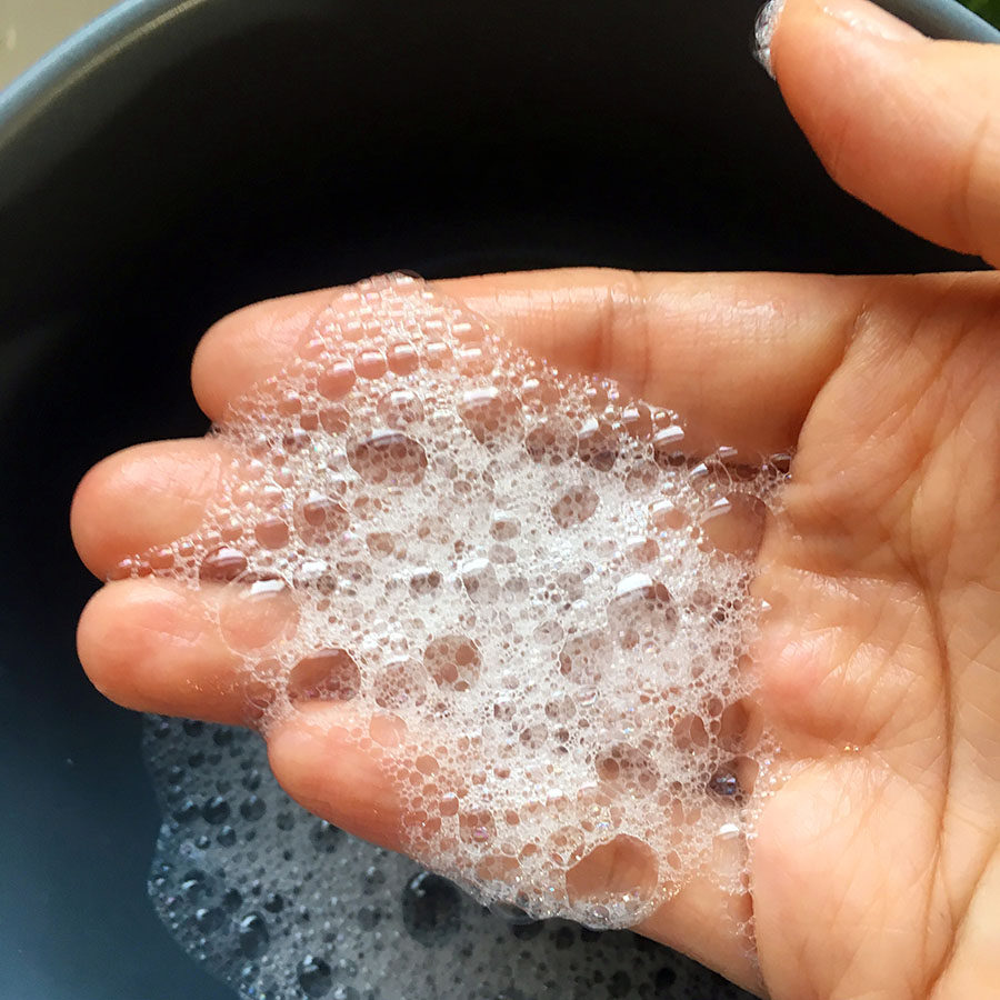 婴幼儿洗衣液的泡沫相对而言更细腻一些,细腻的泡沫对渗透性污渍的