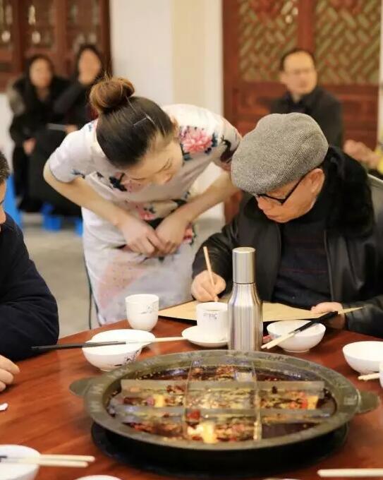 重庆一火锅店由旗袍美女上菜,身材似网红