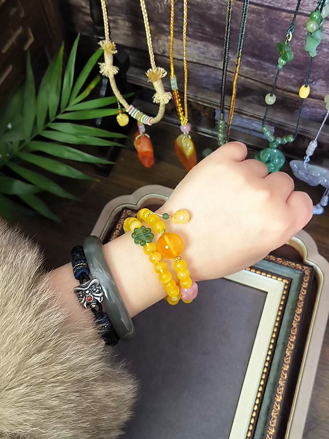 根珀与花珀的本质区别在于形成方式与内含物结构而非颜色或产地✨