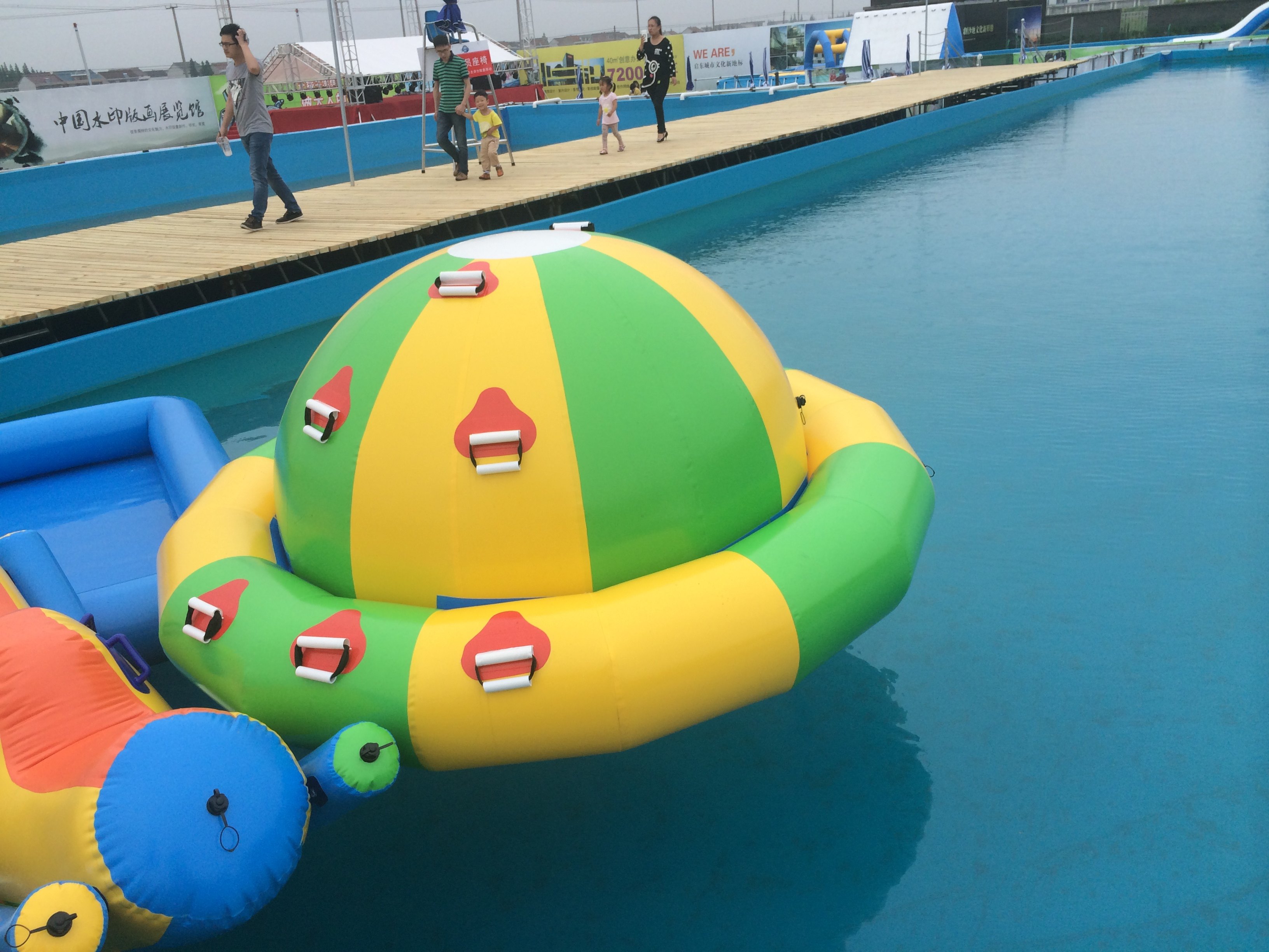 水上陀螺土星充气水上陀螺充气水上玩具充气跷跷板滚筒球水上跳床