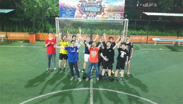 手势控制的自拍无人机..