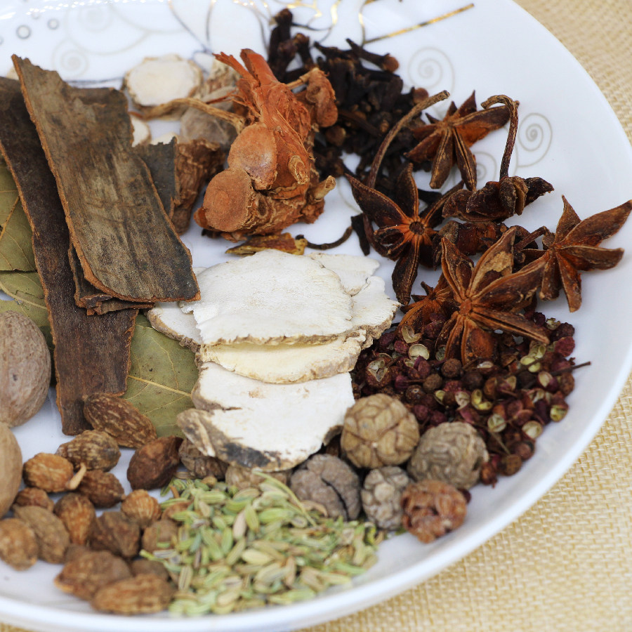 卤肉料50g八角花椒桂皮草果香叶炖牛羊肉烧菜香料调料满28包邮