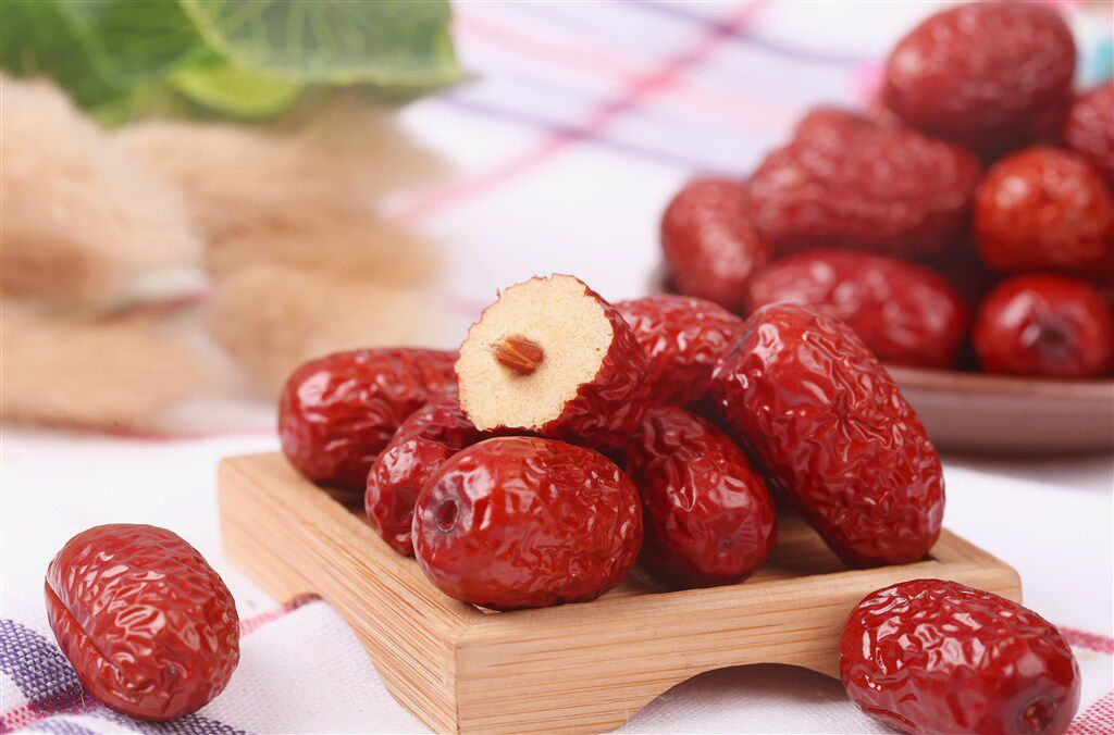 其实,红枣的妙处绝不仅于此,红枣味道甘甜可口,性温,微量元素含量及其
