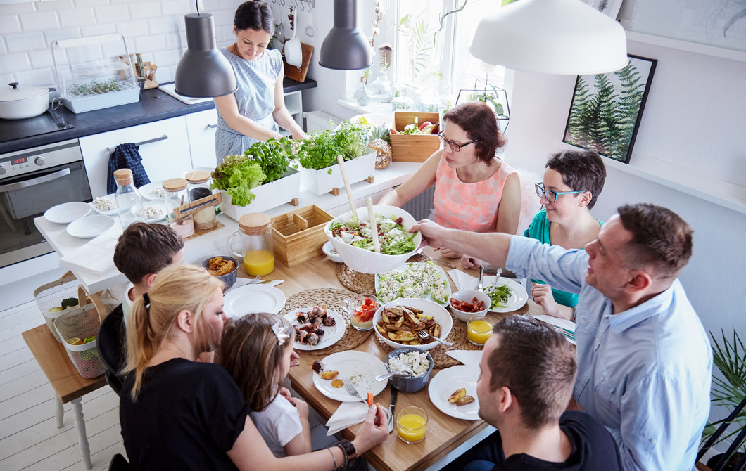 过年的时候,家中就会迎来前来拜年的亲朋好友,这时候大家都会留下客人