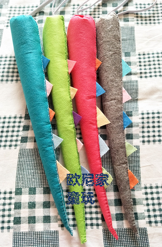 尾巴除了魔术贴款的选项是宽松紧的,其他选项均为细松紧款式, 颜色长度需要定制的,请在下单前联系客服, DIY手工玩具 幼儿园游戏教具 可扮演各种动物尾巴 儿童益智玩具 尾巴上有松紧带,共4种款式: 一种是细松紧孩子套在腰上; 一种是宽松紧带魔术贴可调节腰围; 一种是宽松紧带魔术贴专为揪尾巴游戏设计; 一种是宽松紧魔术贴可分离款式,可以互换尾巴做游戏; 小朋友栓在腰上,扮恐龙、老虎、山羊等动物,做亲子游戏使用 尾巴选用不织布材料 内置PP棉