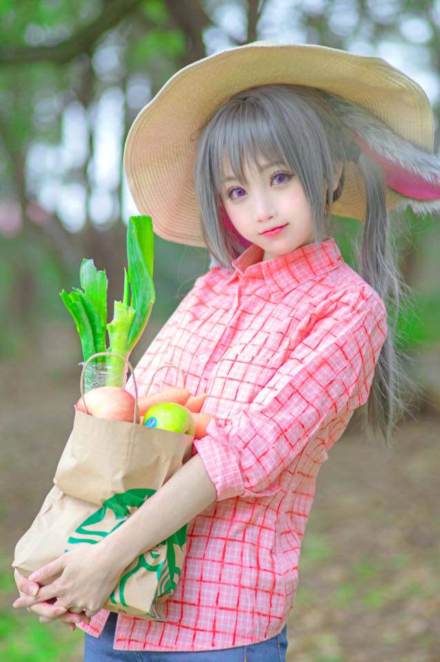 上烟熏妆以及可爱的吸血鬼虎牙,完全就是从动画里面走出来的梅菲丝呀!