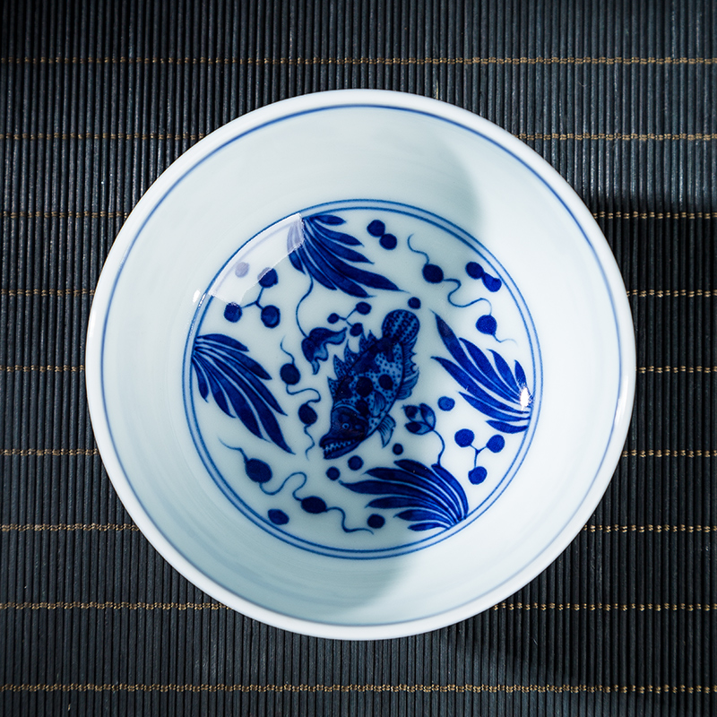 Folk artists hand - made fish algae grain kung fu master of blue and white porcelain cup single CPU jingdezhen ceramic large tea cups