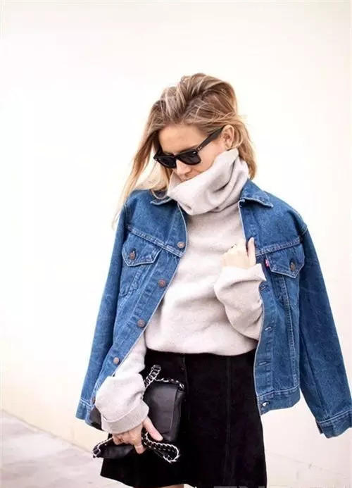 牛仔外套搭配高领毛衣非常适合休闲时候,冬天穿着一件做旧的牛仔外套