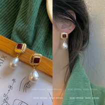 Simple retro red pearl earrings 2021 New Tide temperament premium atmospheric earrings French port style ear ornaments