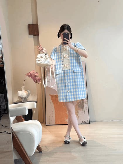 Julefei 대형 하이 엔드 블루 격자 무늬 여성을위한 고급 블루 격자 무늬 드레스 2025 여름 새 틈새 나 연령 감소 느슨한 고기 덮개 Julefei 대형 하이 엔드 블루 격자 무늬 여성을위한 고급 블루 격자 무늬 드레스 2025 여름 새 틈새 나 연령 감소 느슨한 고기 덮개