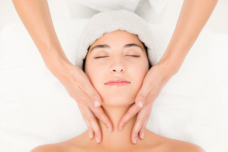 颈部保养小诀窍三招养成天鹅颈