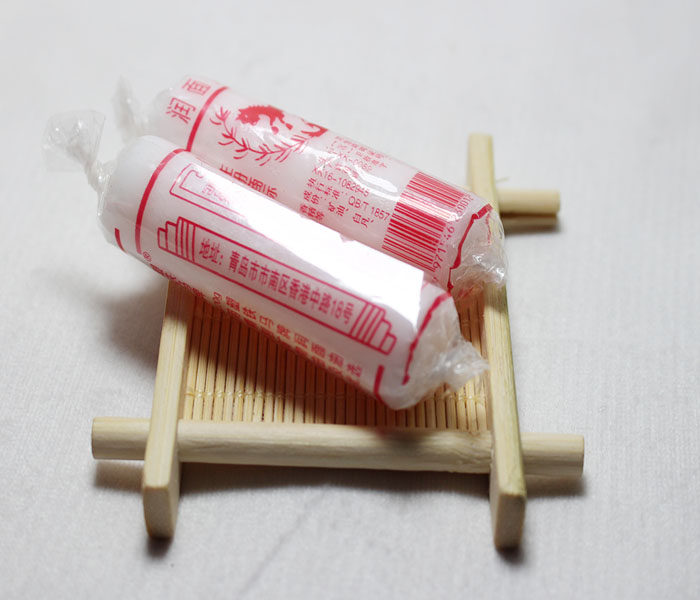 包邮青岛简装塑铁马牌润面油保湿防干裂马油口子油棒棒油护手霜