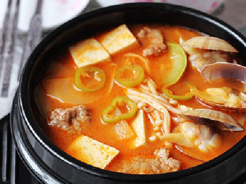 朝鲜大酱汤做法四食材准备做朝鲜大酱汤所需要的原料土豆,五花肉