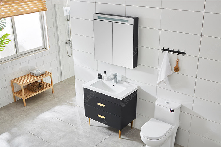 大镜柜,和柜体尺寸一致,容量大.