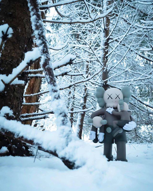 mand kaws拥抱bb手办模型时尚潮流公仔限量摆件along the way现货