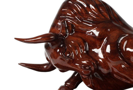 公牛造型健壮有力,形神兼具将公牛的"牛气"表现得淋漓尽致