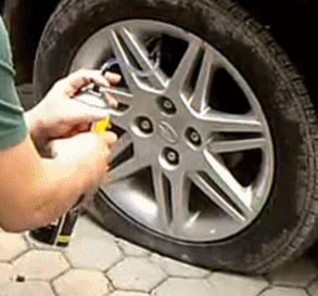 补胎液进入到轮胎内部会迅速反应生成一层膜,这层膜可以起到堵住轮胎