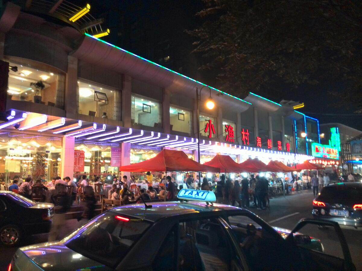 劈柴院美食街 劈柴院是初到青岛游客必去之地 正所谓麻雀虽小,却是