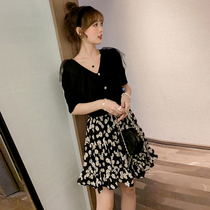 Light mature age-reducing v-neck knitted T-shirt womens summer 2022 new small daisy short skirt skirt two-piece suit