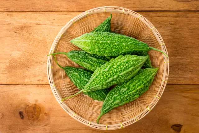 芹菜木耳醋泡花生……吃这些东西可以降血压吗?