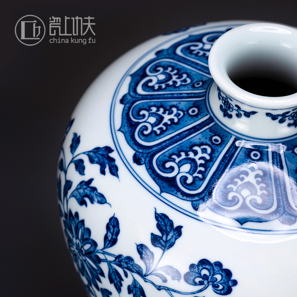 Jingdezhen blue and white porcelain vase sanduo mei blue and white porcelain bottle of new Chinese style living room furnishing articles antique porcelain restoring ancient ways