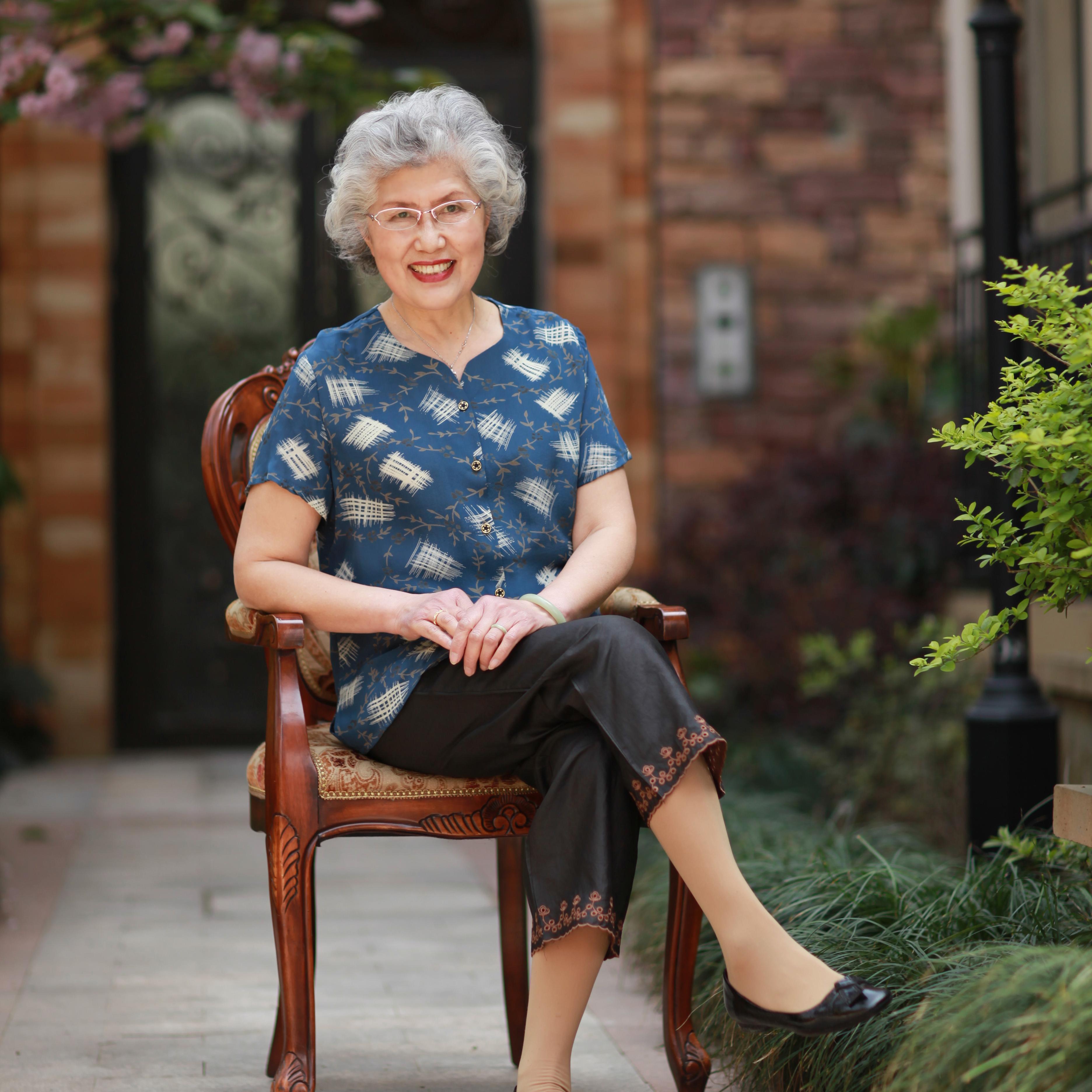 裙,真是怎么穿都不会腻,再加上渐变的色彩一直很受时尚美妈们的追棒