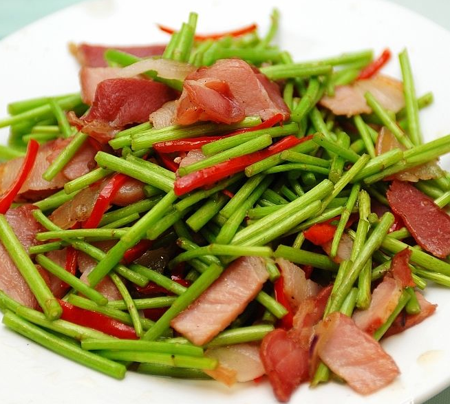 藜蒿炒腊肉是充满浓浓乡味的美食,而且腊肉一定要是自己家做的最好吃