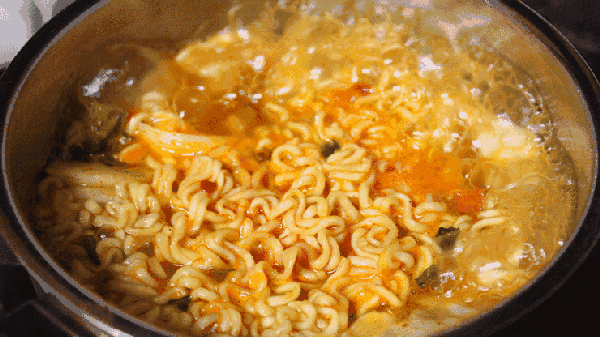 做法: 1,将酱料包放入水中煮开,放入方便面煮熟,拎出来沥水; 2,将少量