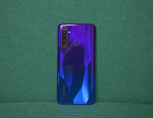 另外性能上realme q搭载了骁龙712aie处理器,图形性能提升35%,综合