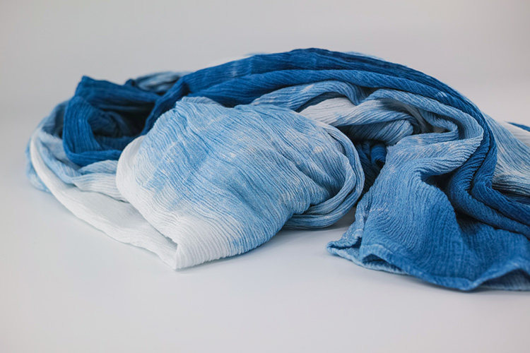 纯植物手工靛蓝染围巾 草木染披肩植物染色丝巾 创意匠心手作