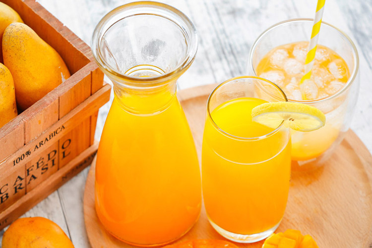 果汁粉末细腻,倒入开水,轻轻地搅动勺子,果珍慢慢地融化,黄橙橙的颜色