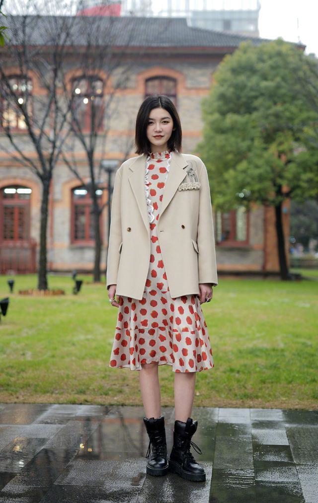 早春不想穿棉服,单穿外套又太冷怎么办?5