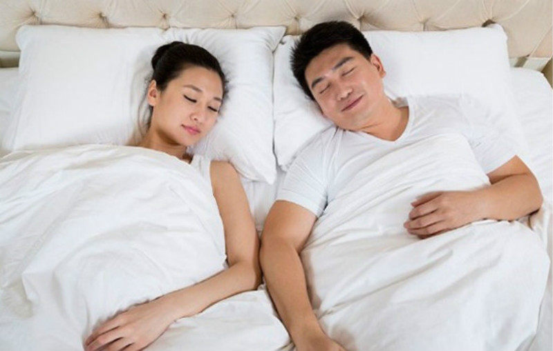 夫妻睡姿揭示双方感情好坏,你属于哪种?