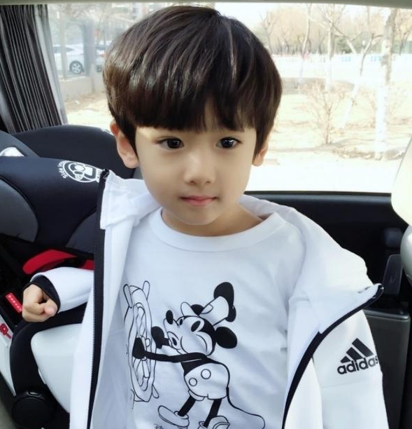 但是,我们中国也有这样高颜值的小男孩,他叫王涵喆,是个秒拍达人,父母