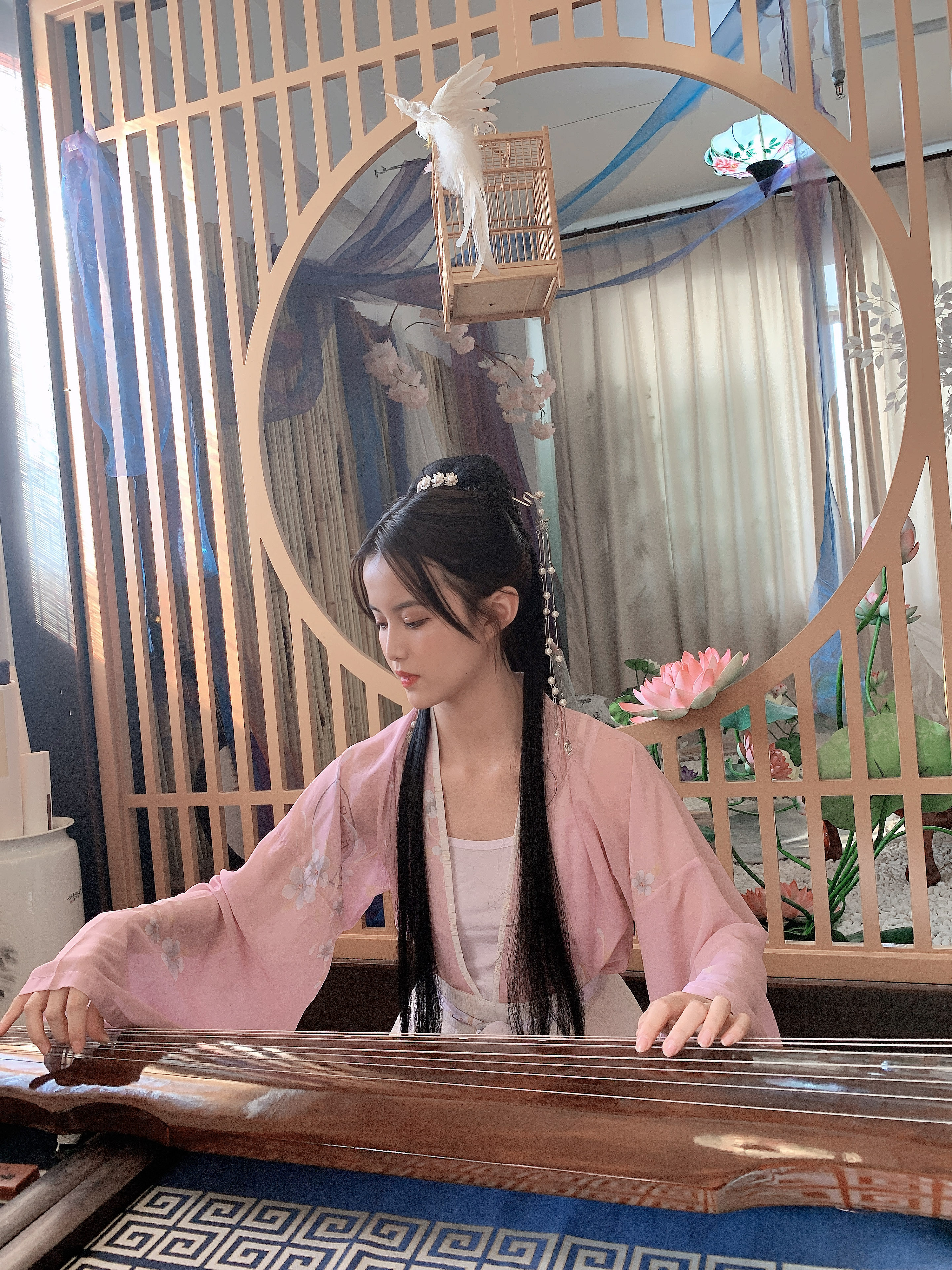 娇女轻抚琴粉白汉服的端庄文静