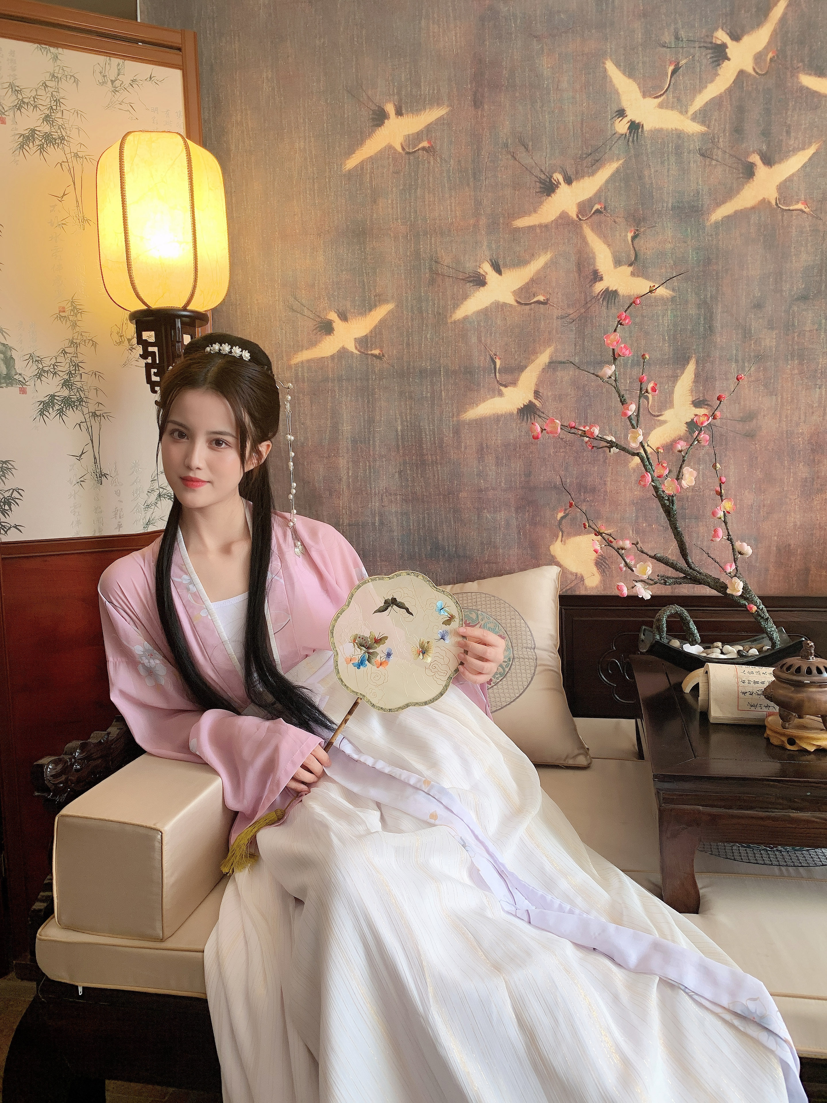 娇女轻抚琴,粉白汉服的端庄文静