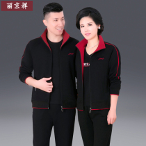 Middle-aged woman in spring outfit couple in 40-year-old 50-year-old mother spring sportswear