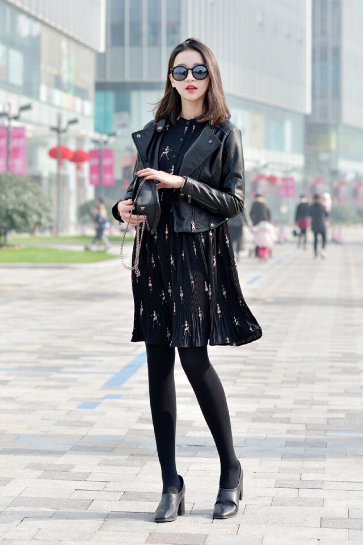 帅气的皮衣和碎花连衣裙搭配起来会很美