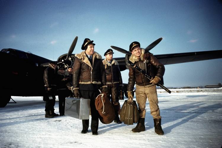 二战时期美军轰炸机飞行员就身着这款夹克执行轰炸任务.