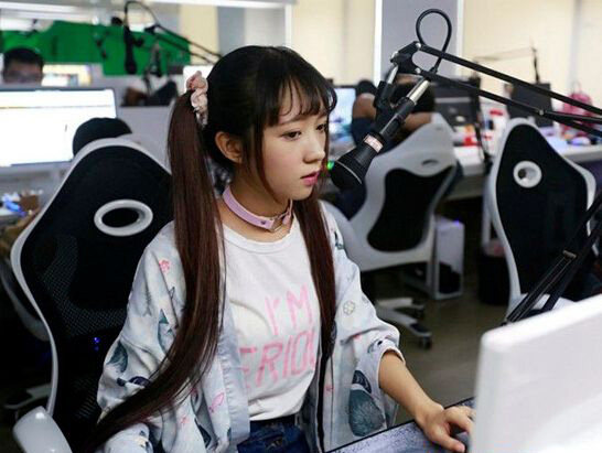 班,当我们回到家中躺在床上,打开手机或电脑,正是主播们最活跃的时刻