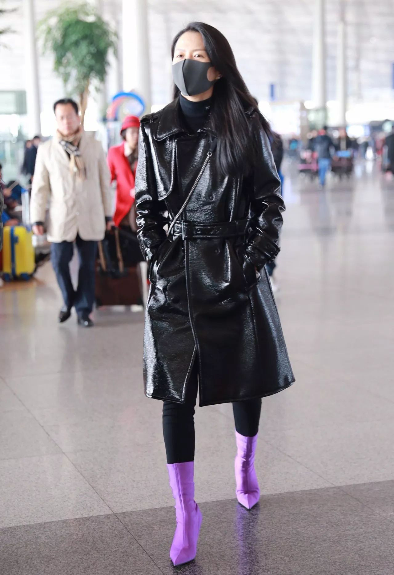 谭维维一身黑色漆皮系带皮衣,黑色紧身legging balenciaga紫色尖头