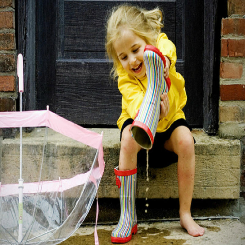 就不太一样了,各种各样的款式,下雨天穿着它去上班可以保护脚又能臭美